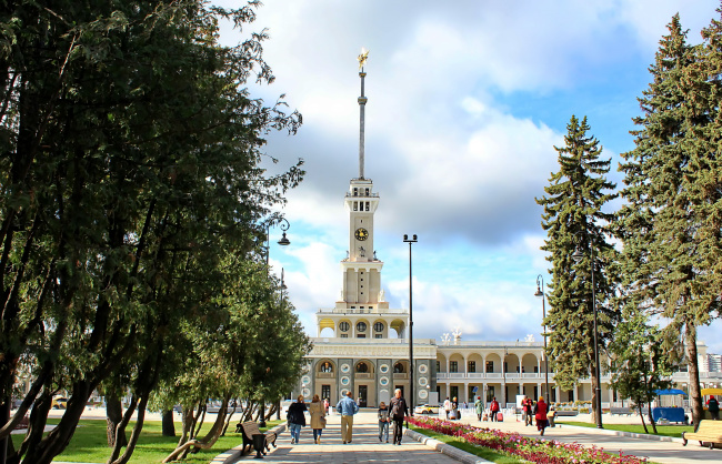 аллея, ведущая к Северному Речному Вокзалу Москвы