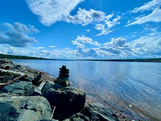 Камни на берегу большой реки