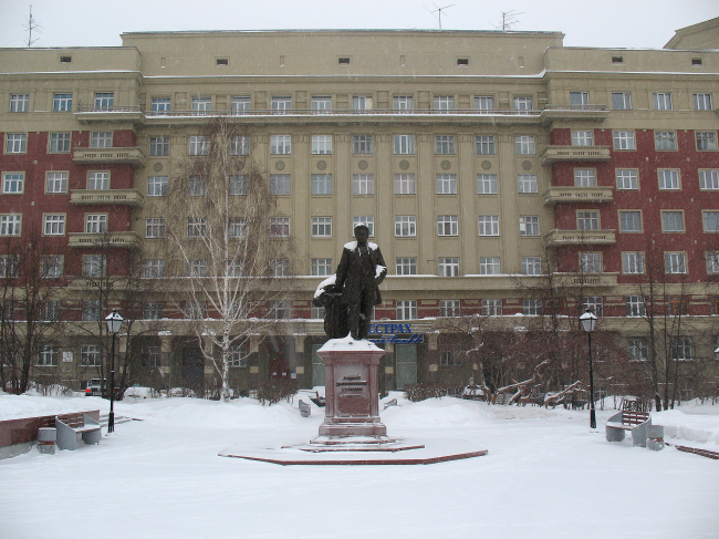 Памятник и лавочки по бокам